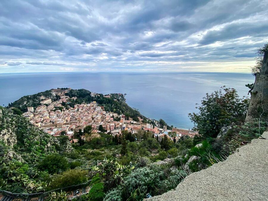 Blick auf Taormina und das Meer