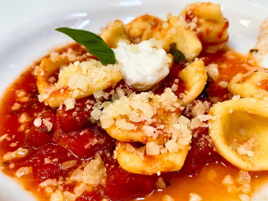 Handgemachte Pasta mit Tomatensauce