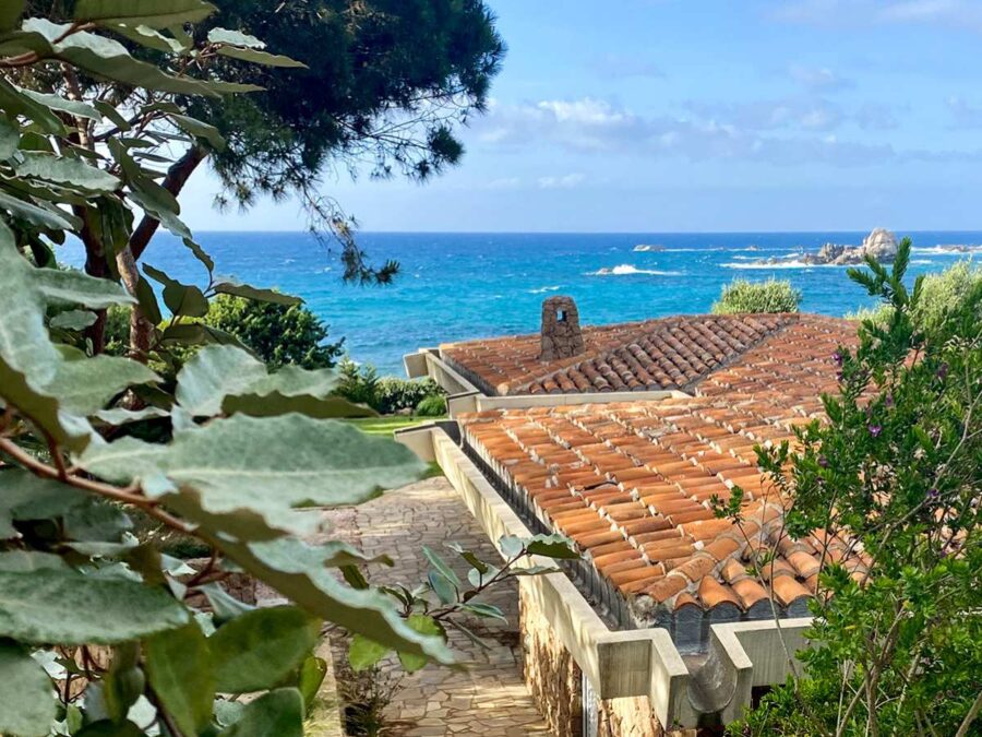 Blick über die Dächer ins sardische Meer