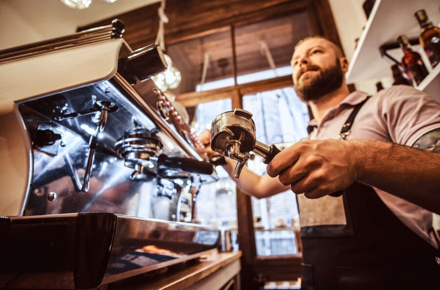 Der BArista in einer italienischen caffé bar