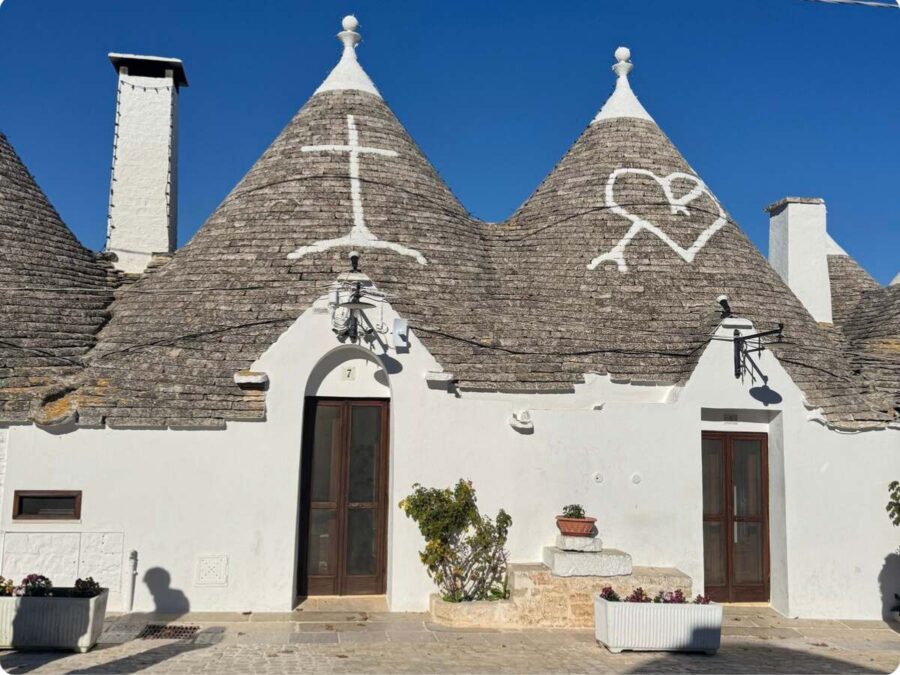 Dachzeichnungen an den Trullis in Alberobello