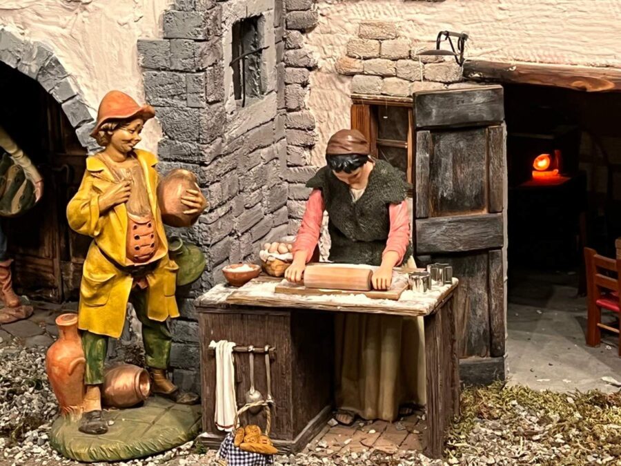 Liebevolle Firguren in der Krippe in Gravedonna