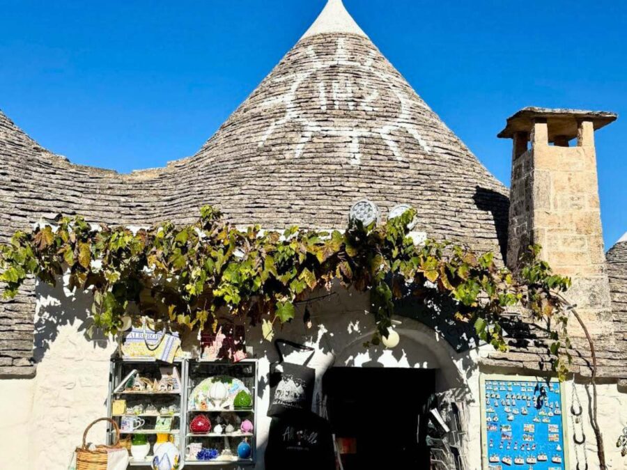 Alberobello - Zeichen auf den Trulli Dächern