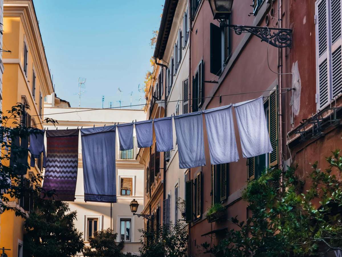 Leben in Italien: Wäsche quer über Straße.