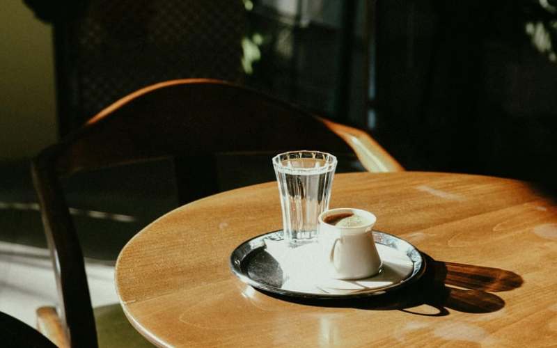 Café und ein Schluck Wasser