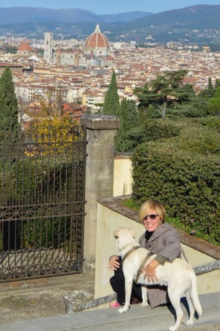 Sandra Schneider mit Hund in Italien unterwegs