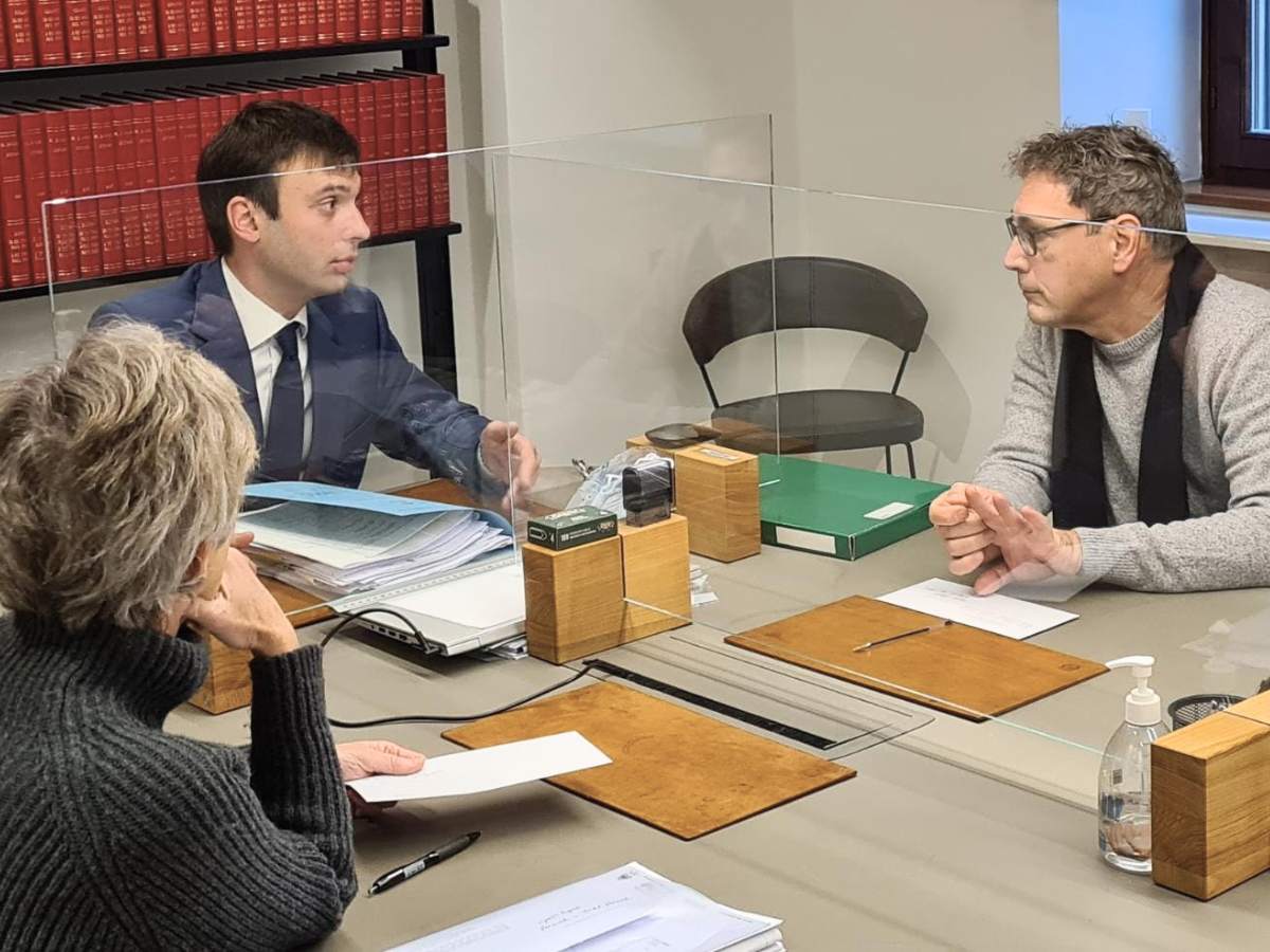 Gitta Eckl-Reinisch Notar Gitta Eckl-Reinisch mit Kunden beim Notar