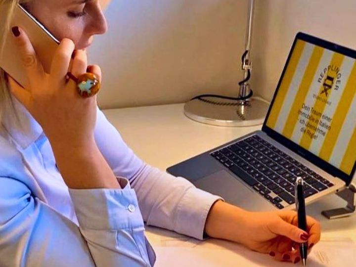 Julika Footer 02 Rechtsanwältin Julika Repplinger bei einem Kundentelefonat