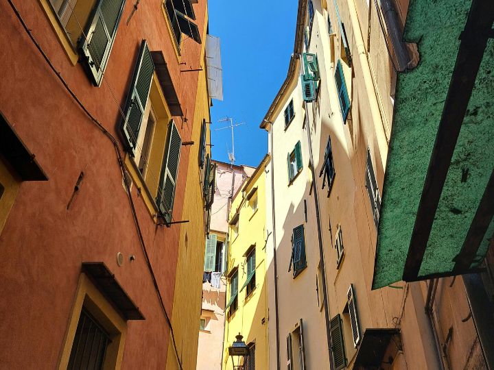 Historische Gasse in Sanremo, in der italienischen Region Ligurien