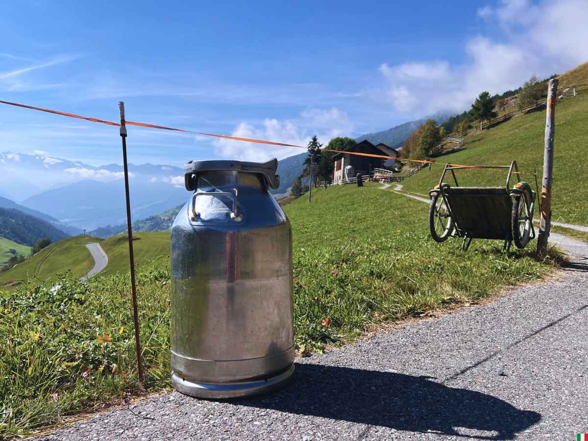Milchkanne bei einem Bergbauern im Vinschgau