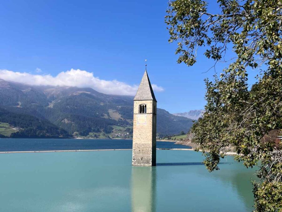 Kirchturm von Graun im Reschensee, Vinschgau