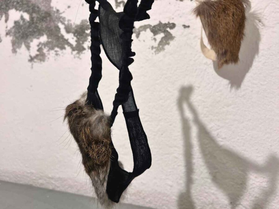 Skurrile Kunst im Bunker