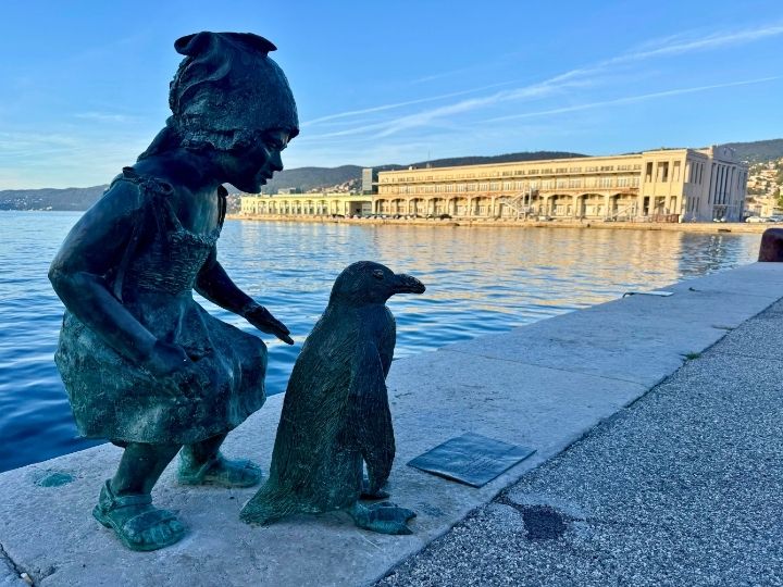 Pinguin-Statue Marco in Triest